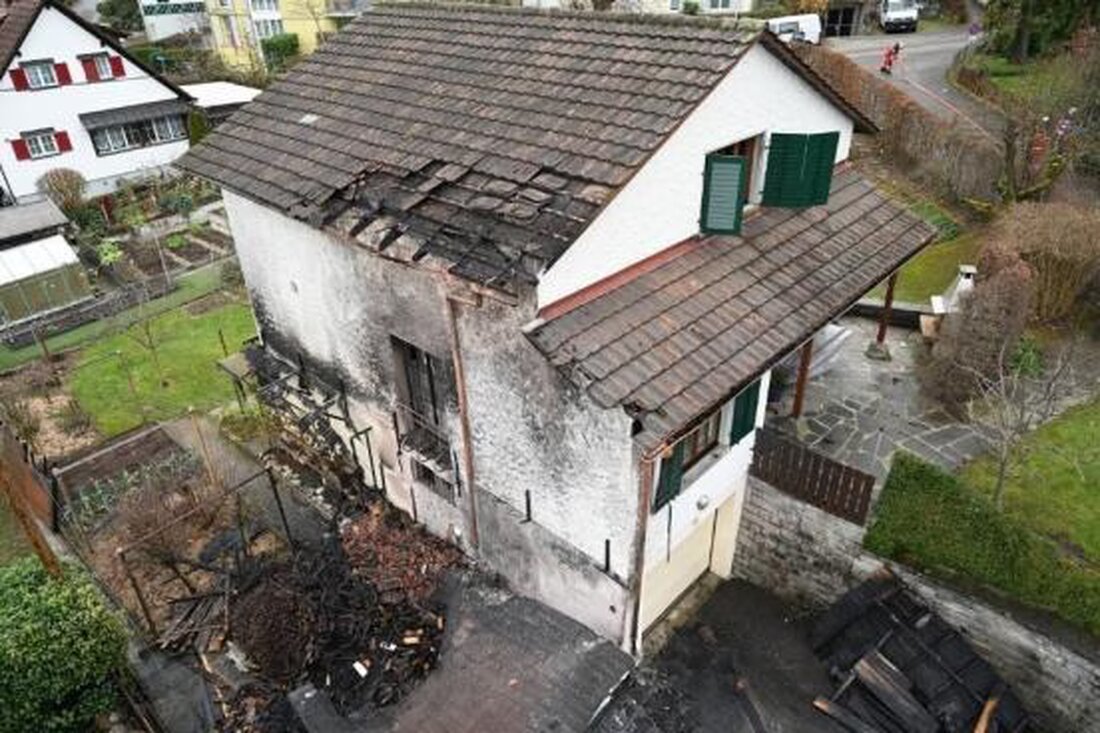 In Dübendorf brach ein Brand im Schopf eines Wohnhauses aus. Die Bewohner blieben unversehrt, der Schaden über 100.000 Franken.