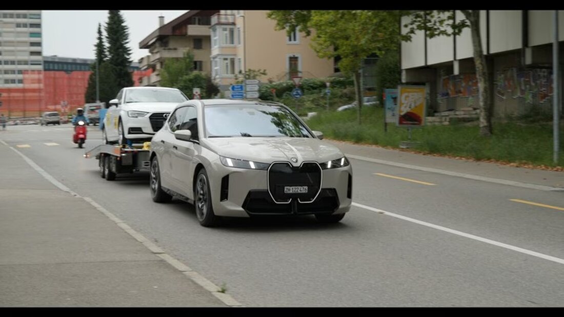 Der TCS testet die Zugkraft von E-Autos mit Anhängern und zeigt, dass sie trotz Reichweitenverlust bei Steigungen überlegen sind.