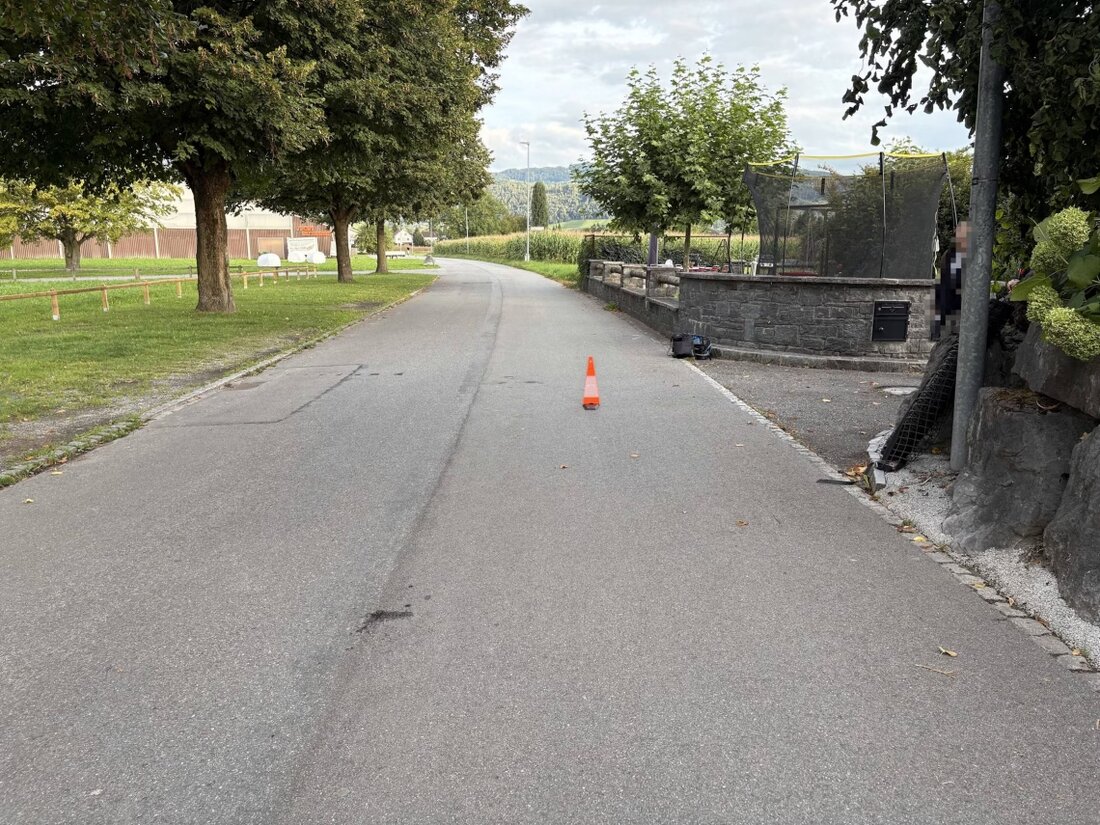 Am Mittwoch, 03.09.2025, kam es auf der Sporthallenstrasse in Widnau zu einem Verkehrsunfall zwischen einem E-Bike und einem Auto. Ein 17-Jähriger wurde verletzt.