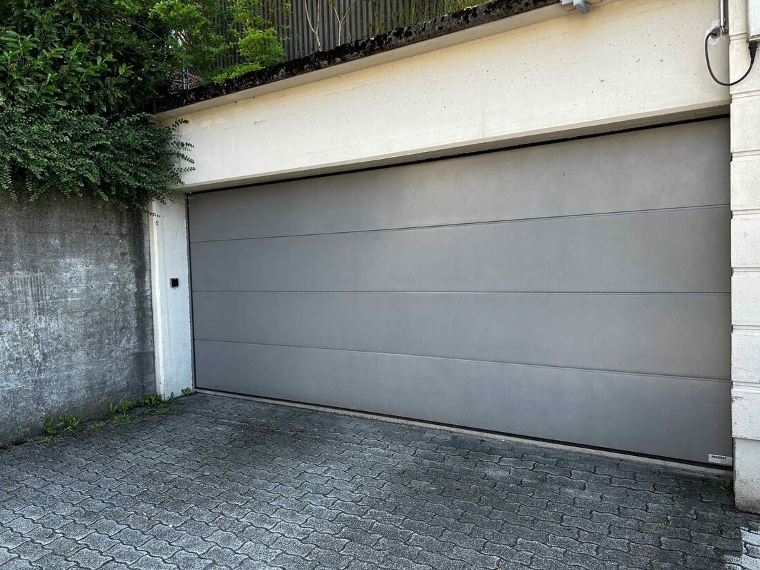In Herisau wurden in der Nacht vom 5. auf den 6. August 2025 zwei E-Bikes aus einer unverschlossenen Garage gestohlen.