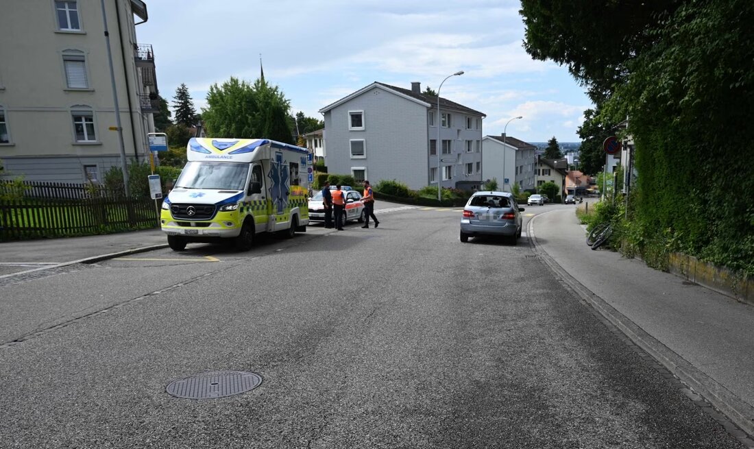 Auffahrunfall zwischen E-Bike und Auto in Rorschach: 27-jähriger Fahrer leicht verletzt, Sachschaden von 5.000 Franken.