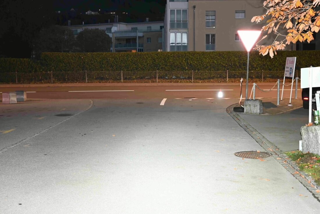 Am 15.11.2024 kam es in Au zu einem Unfall zwischen einem Auto und einem E-Bike, bei dem der Fahrer verletzt wurde.