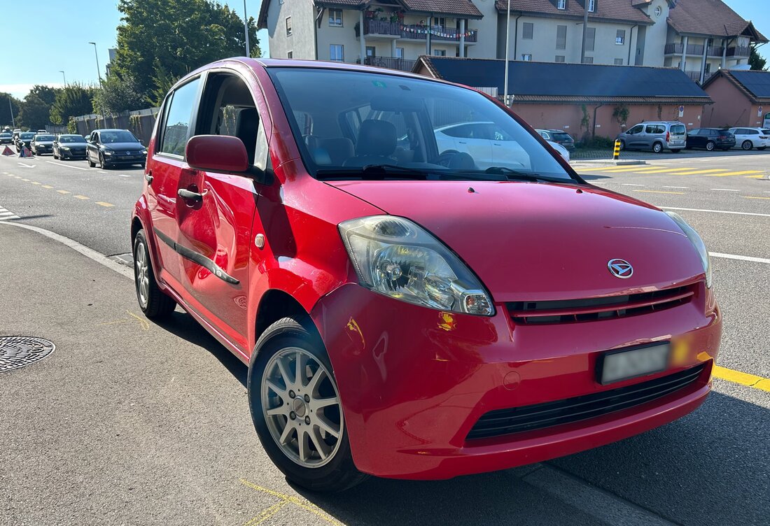 E-Bike-Fahrer in Kreuzlingen bei Zusammenstoß mit Auto verletzt. Rettungsdienst bringt ihn ins Spital. Unfallursache wird untersucht.