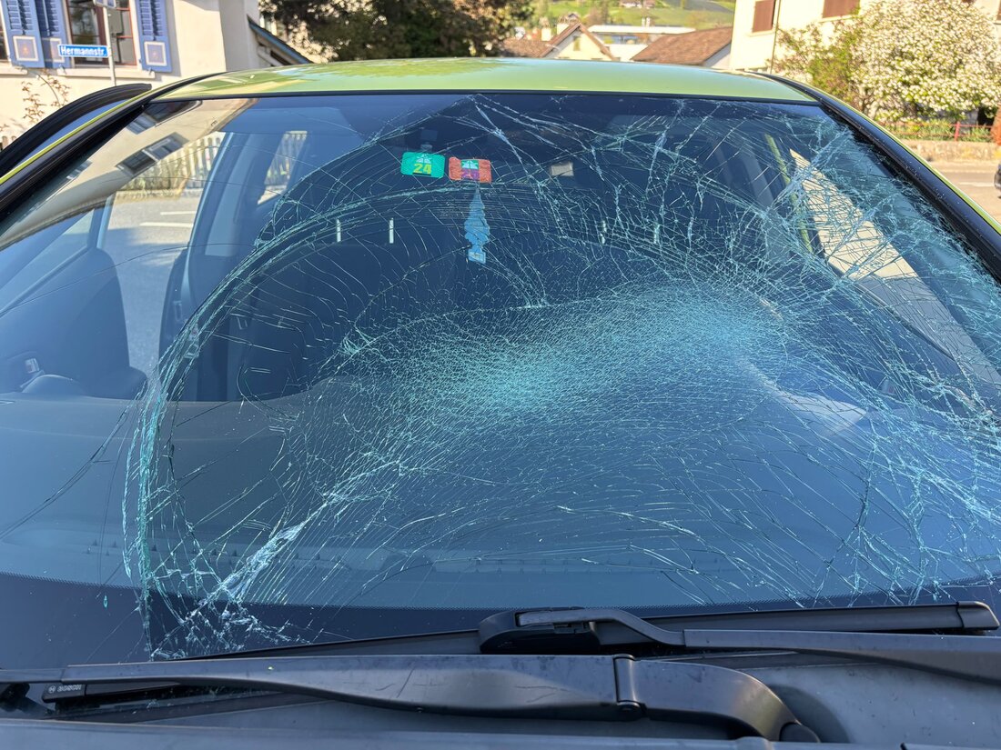 In Weinfelden verletzte sich ein E-Bike-Fahrer bei Kollision mit einem Auto schwer. Rettungsdienst brachte ihn ins Spital.