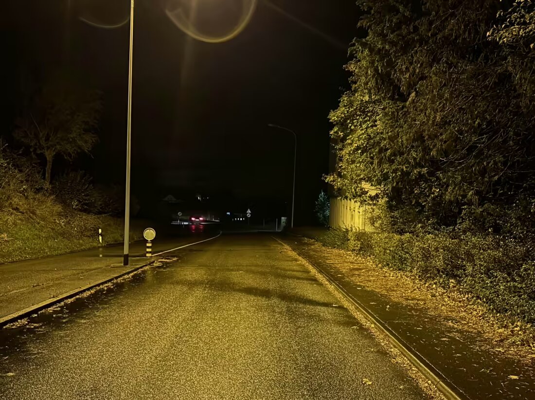 E-Bike-Unfall in Mörschwil: 56-Jähriger verletzt und alkoholisiert. Rettungsdienst bringt Mann ins Spital.