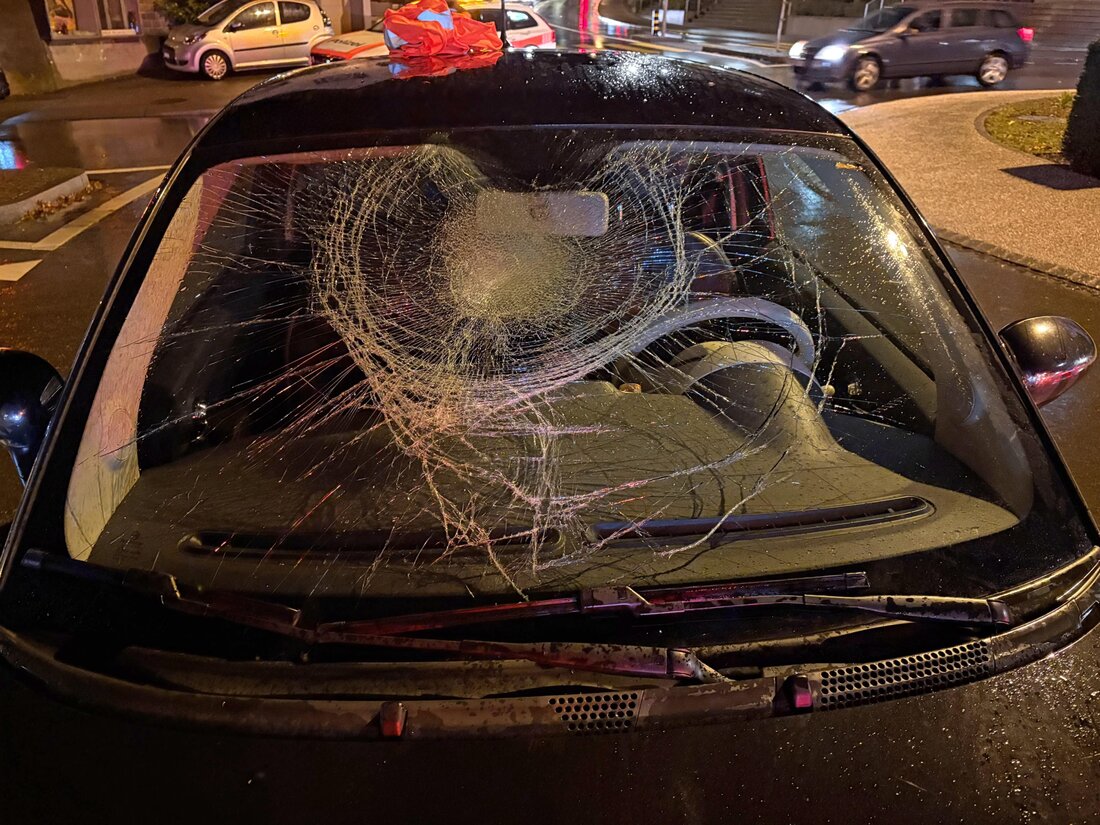 In Frauenfeld verunglückte eine E-Bike-Fahrerin bei einer Kollision mit einem Auto im Schweizerhofkreisel. Sie wurde ins Spital gebracht.