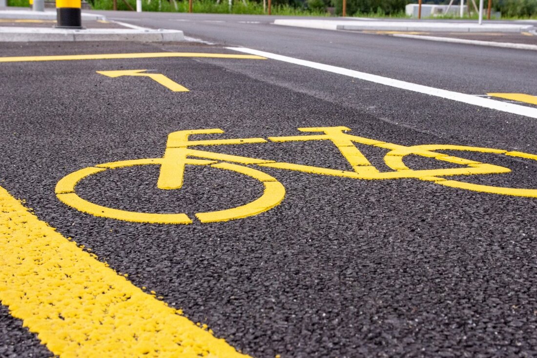 In Ebnat-Kappel und Rüthi verunfallten am 5. April 2025 zwei E-Bike-Fahrer, einer alkoholisiert, beide verletzt.