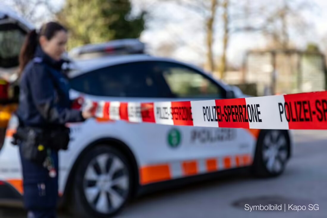 Unbekannte Täter brechen in Gams ein und stehlen hochwertige E-Bikes im Wert von Zehntausenden Franken. Ermittlungen laufen.