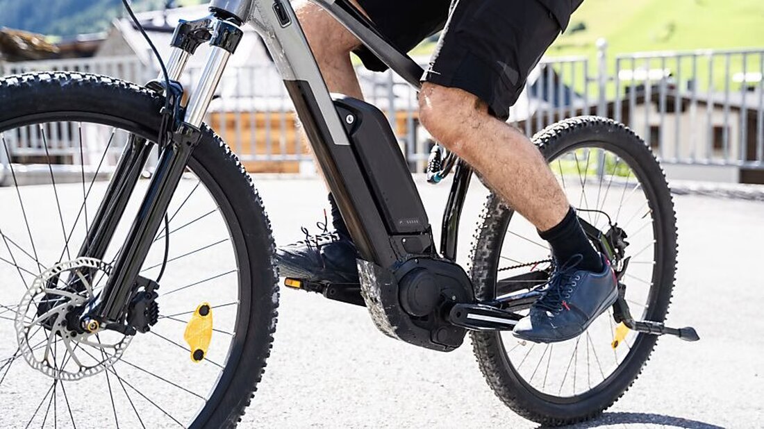 Am 24. Mai 2025 informieren Polizei und Organisationen in Glarus über E-Bike-Sicherheit. Teilnahme kostenlos.