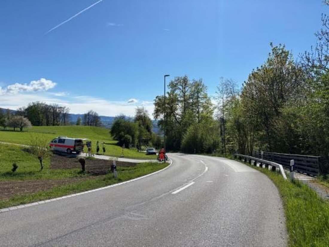 Eine 63-jährige Velolerin erleidet bei Streifkollision mit Auto in Männedorf schwere Verletzungen. Unfallursache wird untersucht.