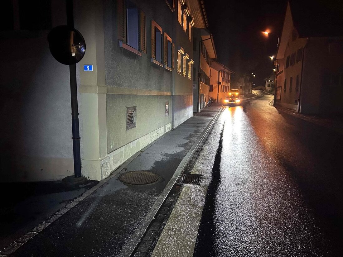 Ein 43-jähriger Mann verunfallte alkoholisiert mit seinem E-Bike in Schänis, erlitt leichte Verletzungen und wurde ins Spital gebracht.