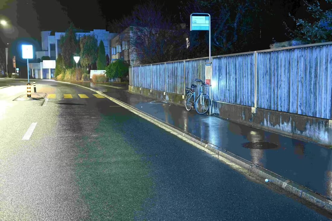 In Buchs kam es in der Nacht zu einem Selbstunfall mit einem E-Bike. Ein 45-jähriger Mann verletzte sich und wurde ins Spital gebracht.