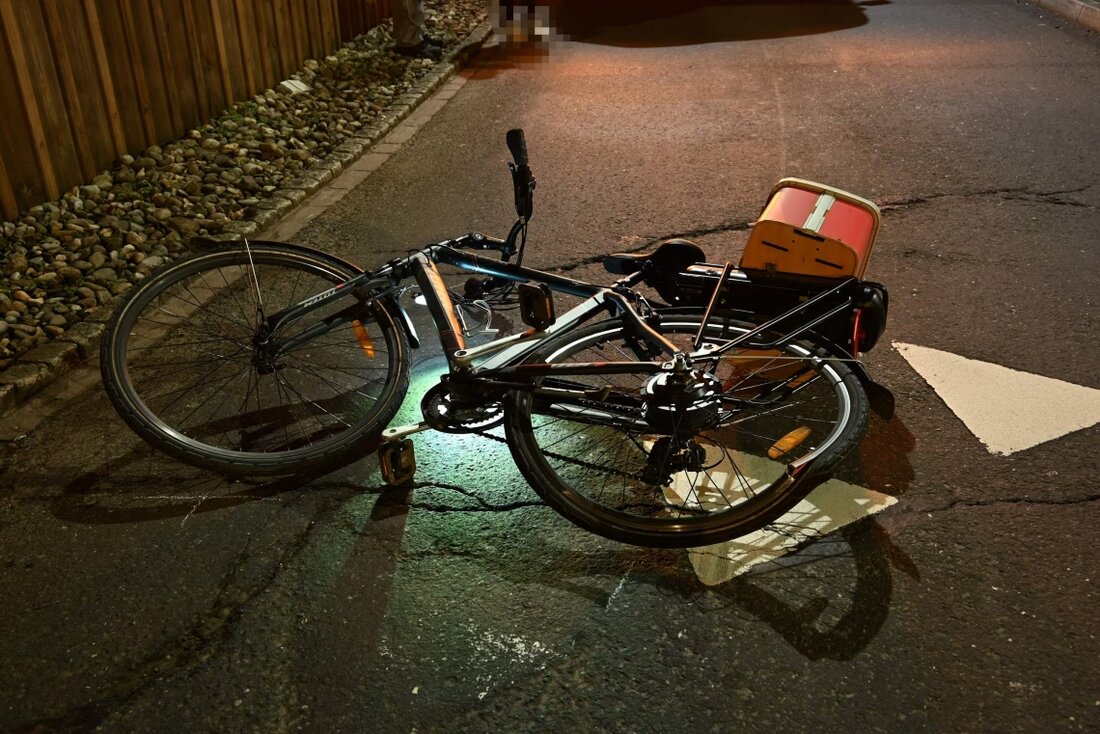 Am 18.03.2025 kollidierte ein weisses Auto mit einem E-Bike-Fahrer in Buchs. Zeugen werden gebeten, sich zu melden.