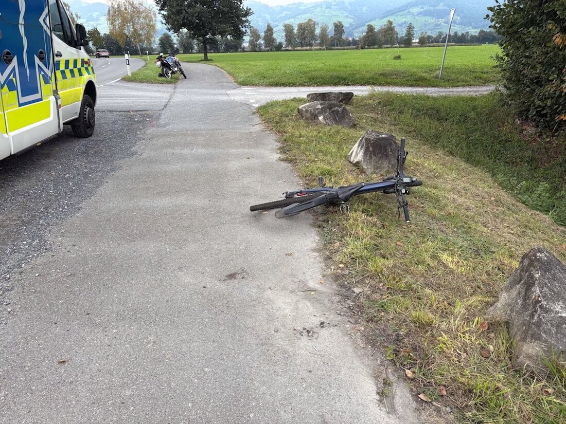 Am 28.09.2025 ereignete sich an der Kriessernstrasse ein E-Bike-Unfall. Ein 34-Jähriger verletzte sich und wurde ins Spital gebracht.