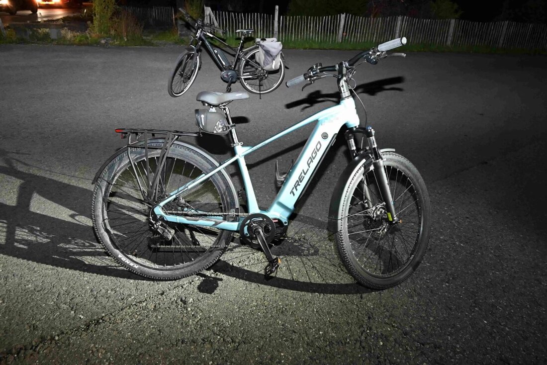 Zwei Männer erlitten am 24.07.2025 bei einem E-Bike-Unfall in Rebstein Verletzungen. Beide waren fahrunfähig.