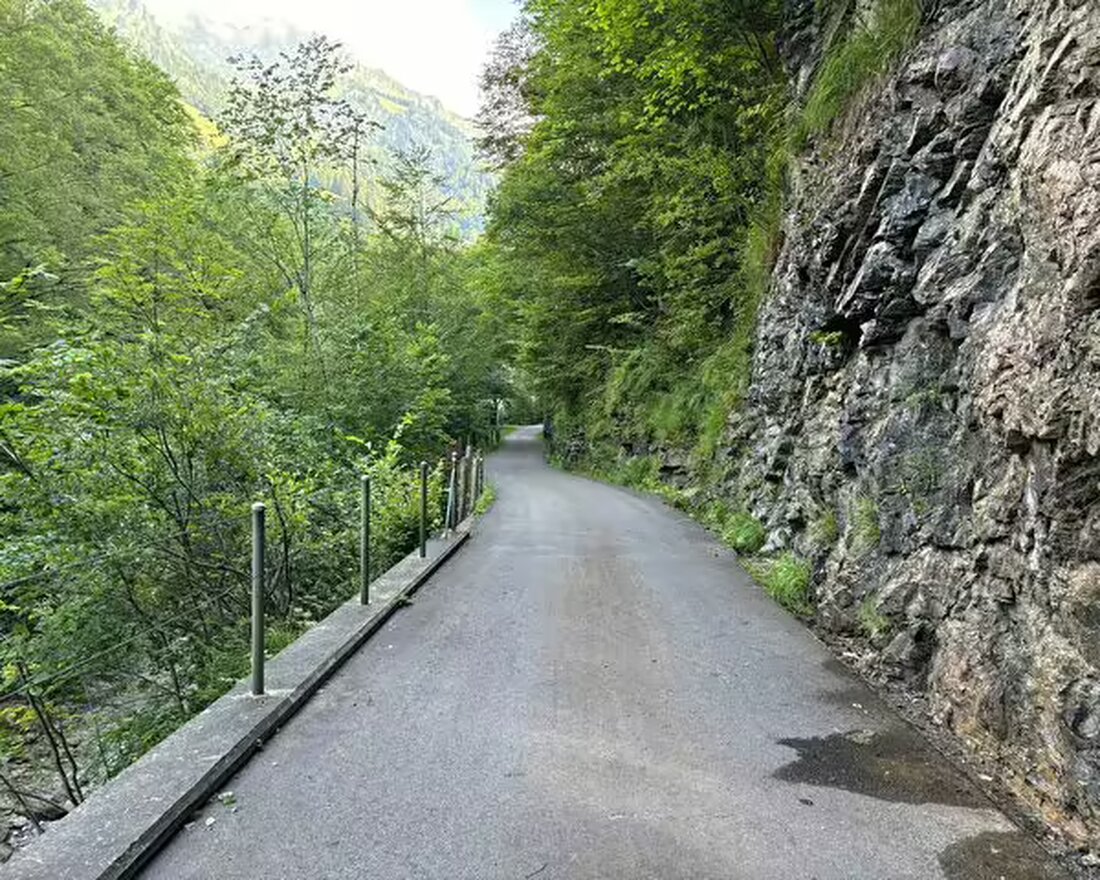 In Sachseln OW verstarb ein 70-jähriger E-Bike Fahrer nach einem Unfall. Ermittlungen zur Unfallursache laufen.