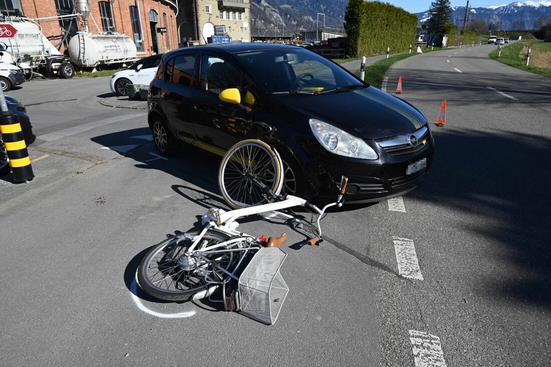 Am Donnerstag kam es in Sargans zu einem Unfall zwischen einem Auto und einem E-Bike. Eine 77-Jährige wurde leicht verletzt.