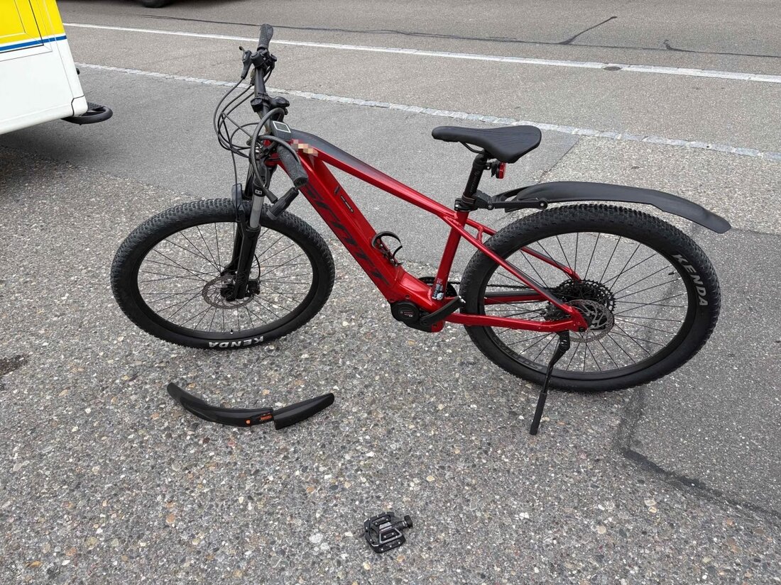 Am Montagmorgen ereignete sich in Tübach ein Unfall zwischen einem Auto und einem E-Bike, wodurch eine 40-jährige Frau leicht verletzt wurde.