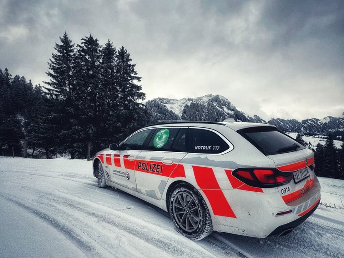 In Weissbad stürzte ein 34-jähriger E-Bike-Fahrer und verletzte sich leicht. Polizei sucht Zeugen. Hinweise unter 071 788 95 00.