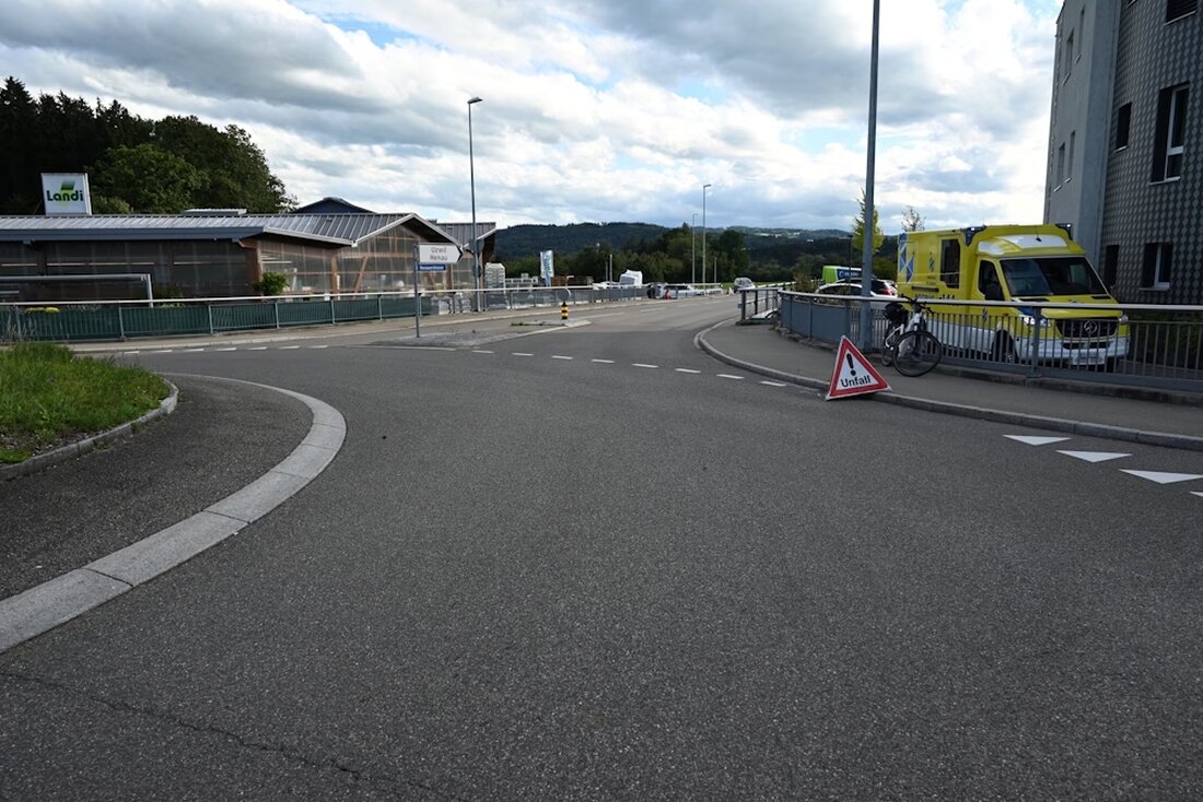 In Zuzwil kam es zu einem Unfall zwischen einem Auto und einem E-Bike, bei dem eine 74-jährige Frau verletzt wurde.