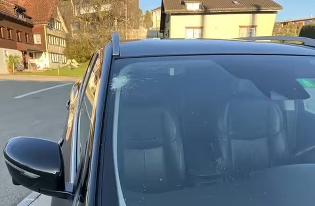 E-Bike-Fahrerin (38) verletzt sich leicht bei Kollision mit Auto in Appenzell. Unfallhergang und Sachschaden im Bericht.