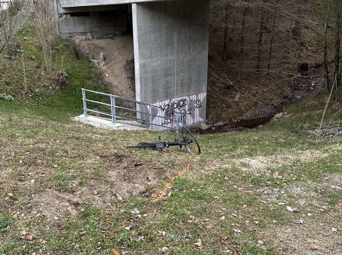 Ein E-Biker verunfallte am 21. März 2025 in Gais, zog sich Verletzungen zu und wurde ins Spital gebracht. Alkohol wurde festgestellt.