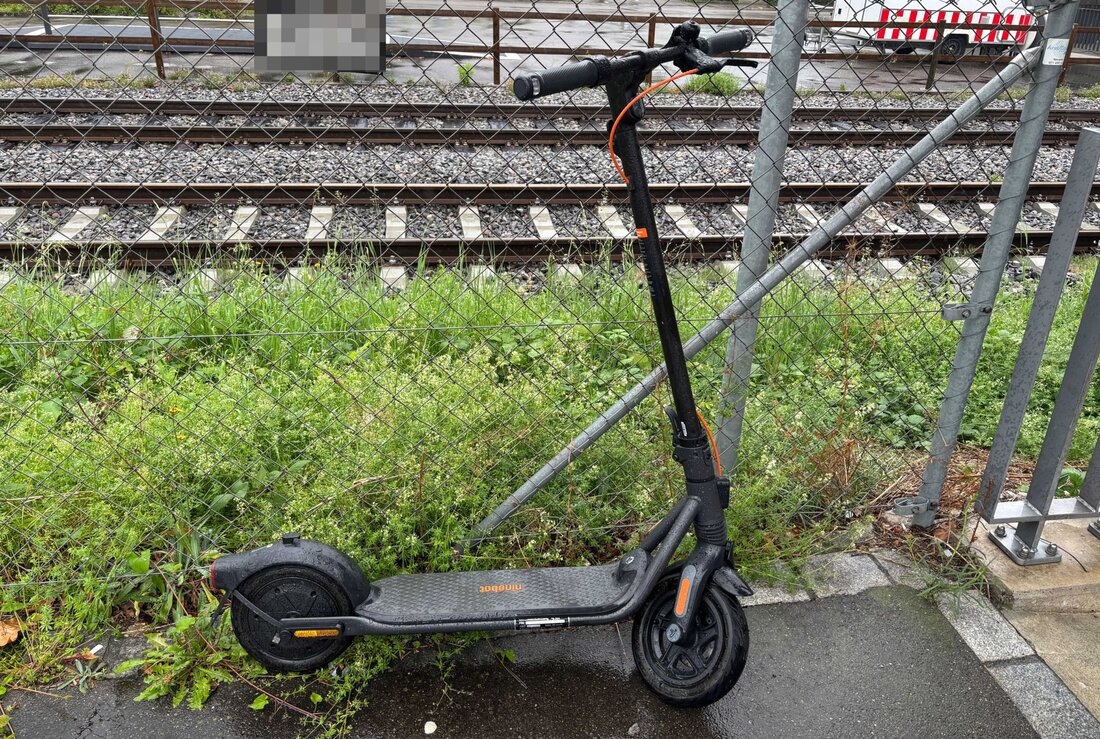 In Arbon kollidierte ein E-Scooter-Fahrer mit einem Auto. Der 30-Jährige wurde ins Spital gebracht, der Sachschaden beträgt mehrere hundert Franken.