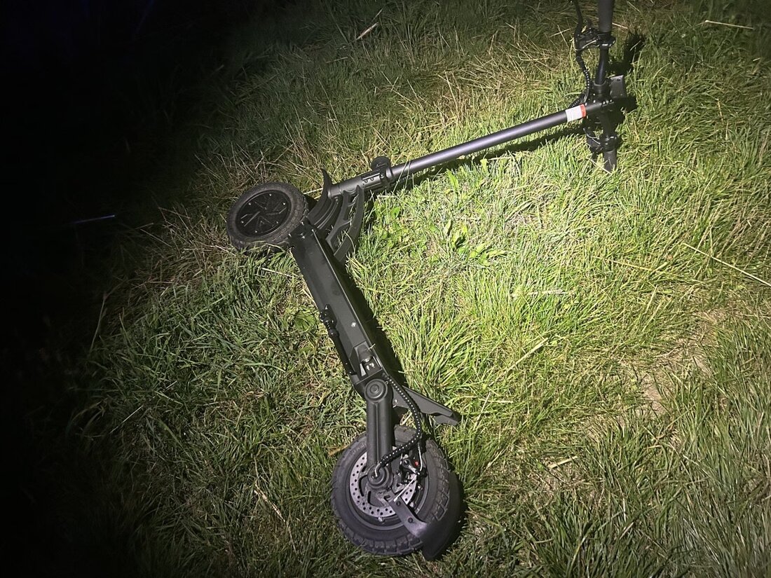 Ein E-Scooter-Fahrer stürzt in Leimbach schwer, nachdem er vor der Polizei flüchtete. Untersuchung und Bergung laufen.