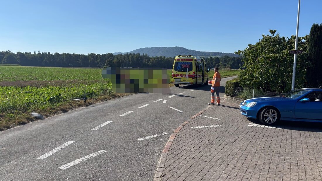 In Niederlenz verletzte sich ein E-Scooter-Fahrer schwer bei einem Unfall mit einem Auto. Der Mann trug keinen Helm und wurde ins Spital gebracht.