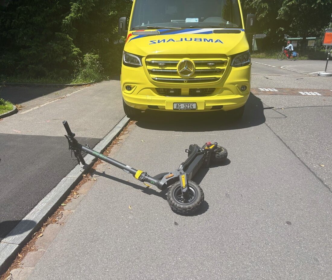 E-Scooter-Unfall in Suhr: Eine 33-jährige Fahrerin verletzte sich am Kopf und wurde ins Spital eingeliefert. Ermittlungen laufen.