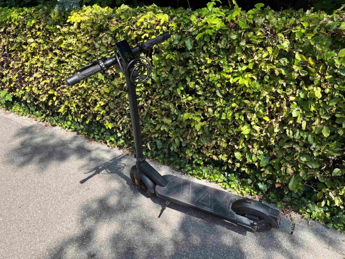 Am 15.08.2025 kam es auf der Hofbergstrasse zu einem Unfall zwischen einem Auto und einem E-Scooter; die Fahrerin wurde schwer verletzt.