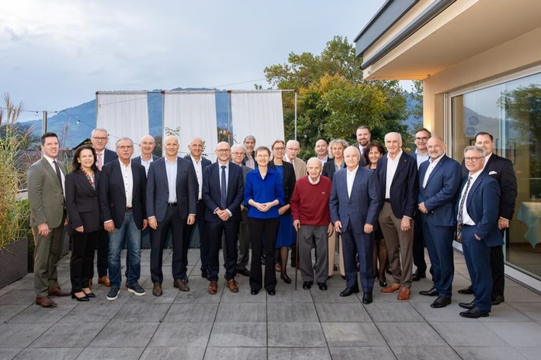 Liechtensteins Regierung trifft sich am 21. Oktober 2025 mit ehemaligen Mitgliedern zum Austausch in Nendeln, um Tradition und Dialog zu pflegen.
