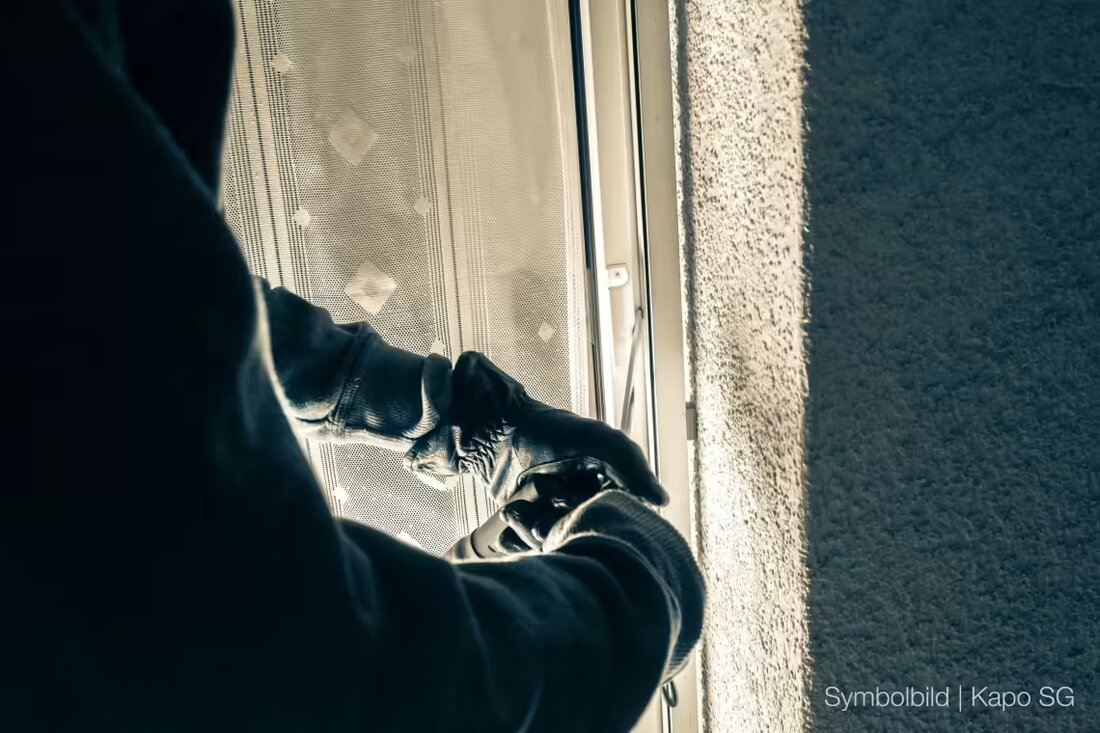 Unbekannte Täter brechen am 3. Oktober 2024 in Einfamilienhaus in Mörschwil ein und stehlen Schmuck. Polizeiliche Ermittlungen laufen.