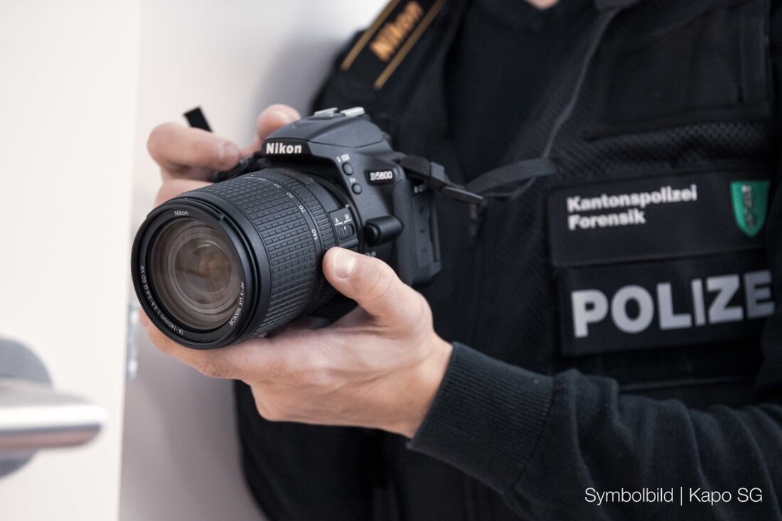 Unbekannte Täter brechen am 20.08.2025 in Buchs in Wohnung ein und stehlen Schmuck und Bargeld im Wert von über 10.000 Franken.