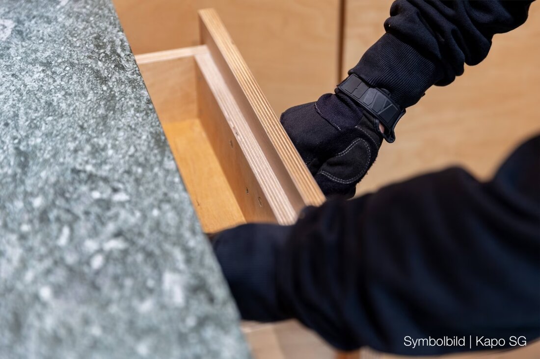 Unbekannte Täter brechen zwischen 24. und 25. Juli 2025 in Geschäft in Sevelen ein und stehlen mehrere hundert Franken Bargeld.