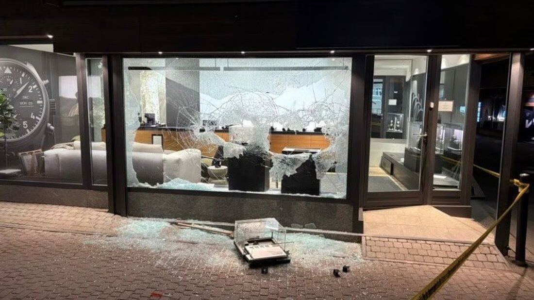 Am 16. Juli 2025 brach eine unbekannte Täterschaft in ein Juweliergeschäft in Zermatt ein. Zeugen werden dringend gesucht.