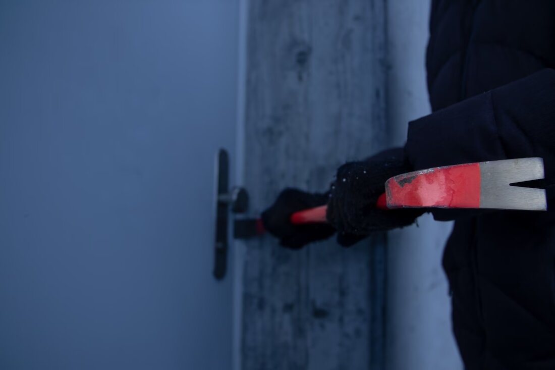 Unbekannte Täter brachen in der Nacht zum 4. April 2025 in eine Zahnarztpraxis in Buchs ein und stahlen Wertgegenstände.