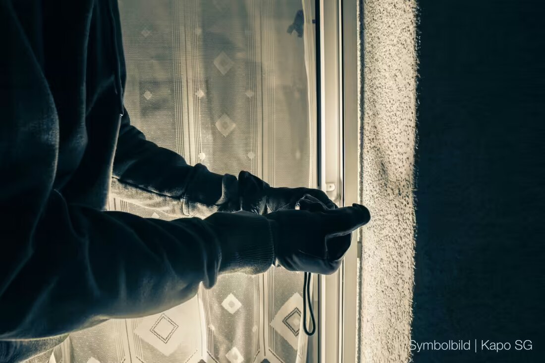 Unbekannte Täter brachen in ein Mehrfamilienhaus in Abtwil ein, erbeuteten über 2000 Franken und verursachten Sachschaden.
