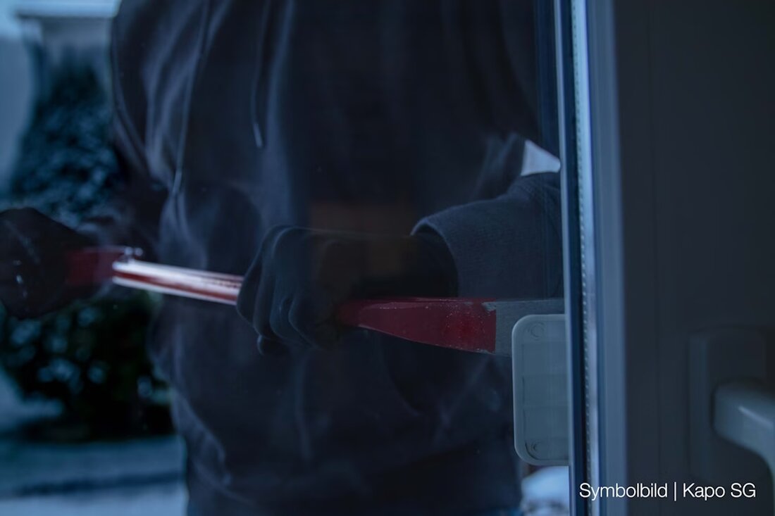 Am Donnerstagmorgen brach ein unbekannter Täter in ein Einfamilienhaus in Oberriet ein und verursachte 2'000 Franken Sachschaden.