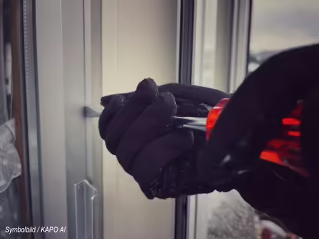Unbekannte Täterschaft bricht am 3. Februar 2023 in Einfamilienhaus in Appenzell ein, indem sie Fenster im Erdgeschoss einschlägt.