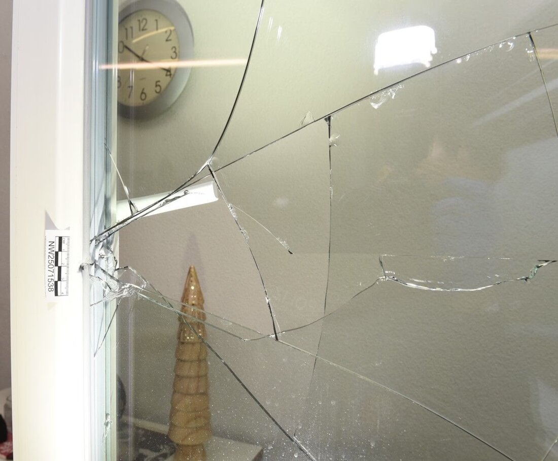 Unbekannte Täter brachen in Ennetmoos in der Nacht vom 1. auf den 2. Dezember 2025 in drei Firmen ein. Polizei bittet um Hinweise.