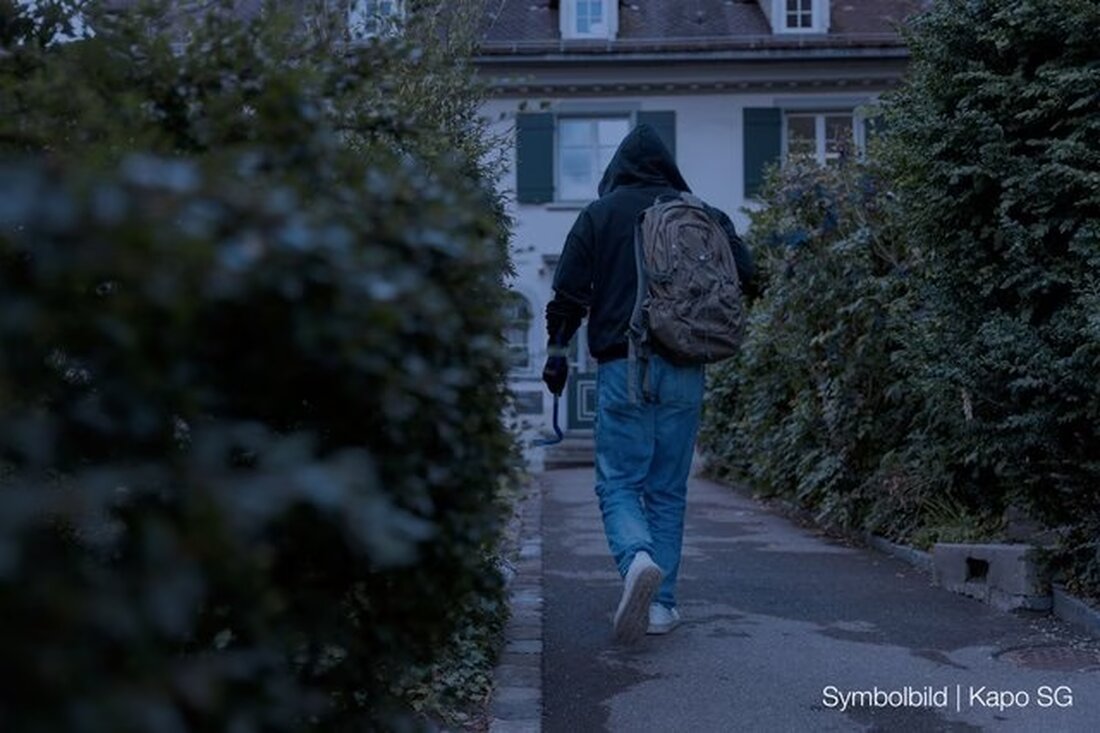 In Lütisburg brach in der Nacht auf den 30.10.2025 ein Unbekannter in ein Restaurant ein und entwendete mehrere tausend Franken.