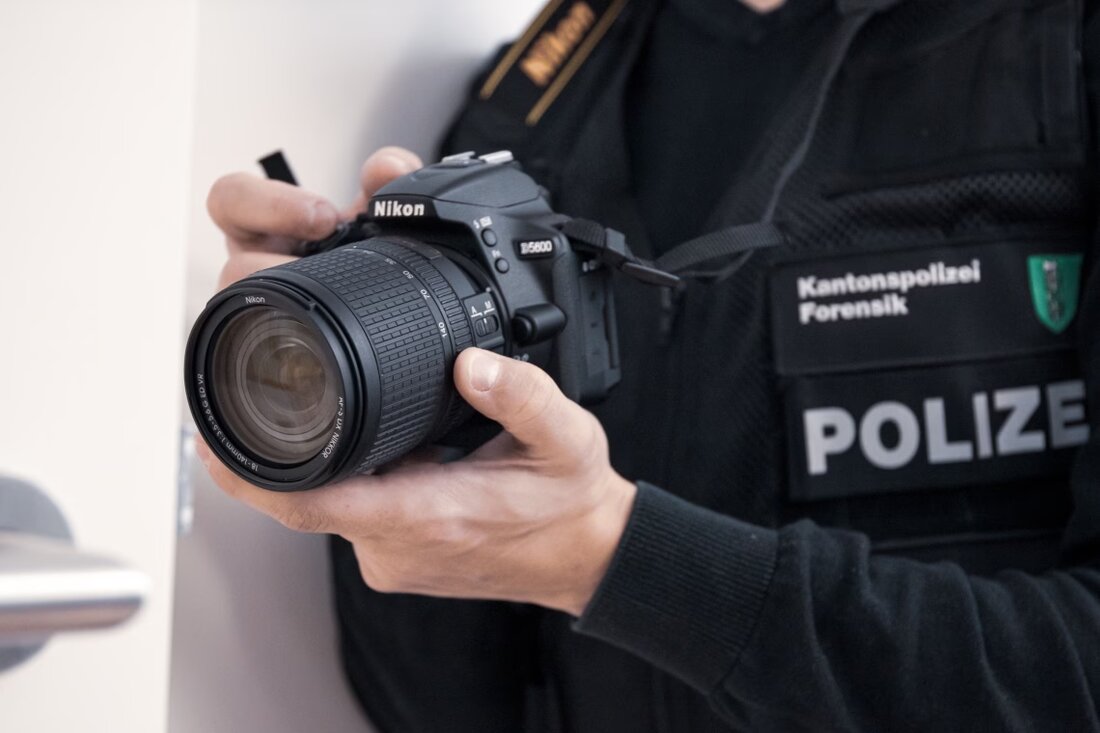 In Widnau brach unbekannte Täter in der Nacht vom 10.08.2025 in einen Glacewagen ein und entwendeten Bargeld.