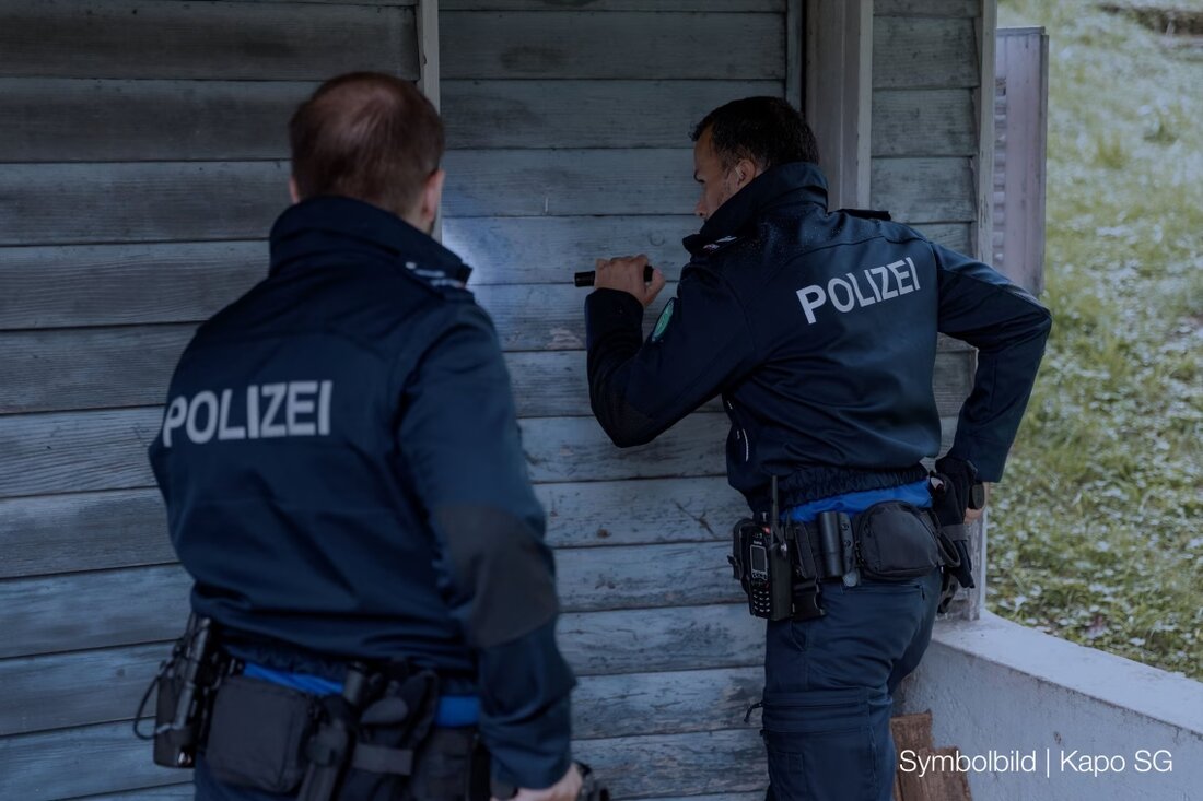 Unbekannte Täter brachen zwischen 14.04.2025 und 16.04.2025 in einen Handwerksbetrieb in Degersheim ein und stahlen Bargeld.