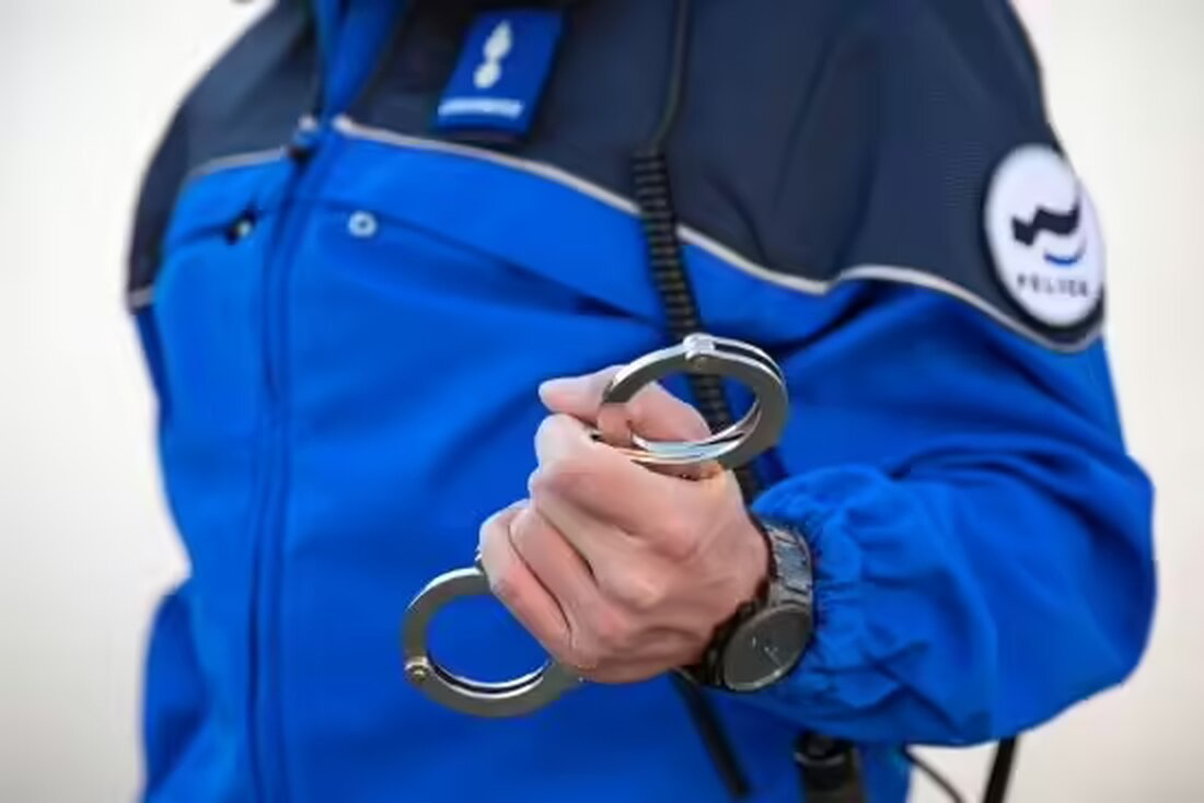 Zwei Männer wurden in Bösingen wegen Fahrzeugdiebstählen festgenommen, nachdem ein Bürger verdächtiges Verhalten beobachtet hatte.