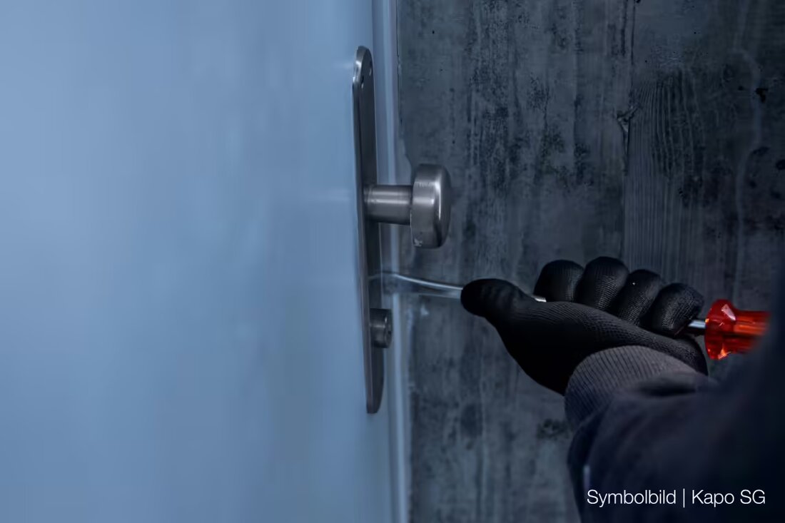 Unbekannte Täter brechen am 14.10.2024 in St.Gallen in Wohnung ein und stehlen Schmuck sowie Bargeld im Wert von tausend Franken.