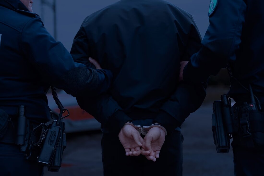 In St.Gallen wurde ein 28-jähriger Mann nach einem Einbruch in ein Geschäftsgebäude festgenommen. Sachschaden über tausend Franken.