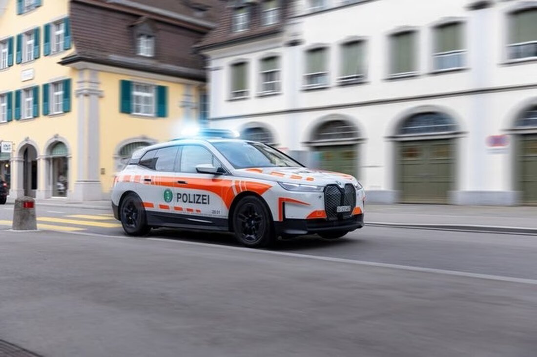 Unbekannte brechen in Tiefgarage in Wil ein, stehlen Auto und verursachen Unfall im Kanton Zürich. Sachschaden von 3'000 Franken.