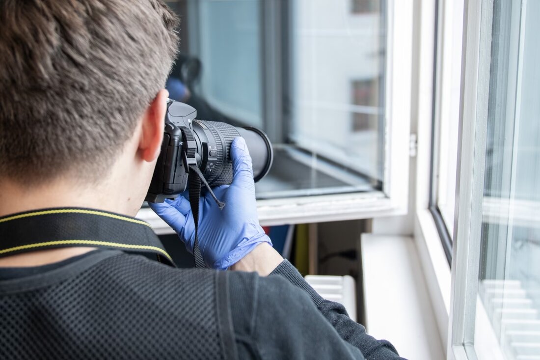 Unbekannte Täter brechen am 30.04.2025 in Wattwil in ein Verkaufslokal ein und stehlen Wertgegenstände. Polizei ermittelt.