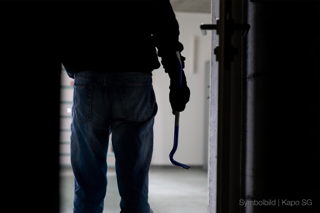Unbekannte Täter brechen in Gossau in Waffengeschäft ein und stehlen 14 Faustfeuerwaffen im Wert von mehreren tausend Franken.